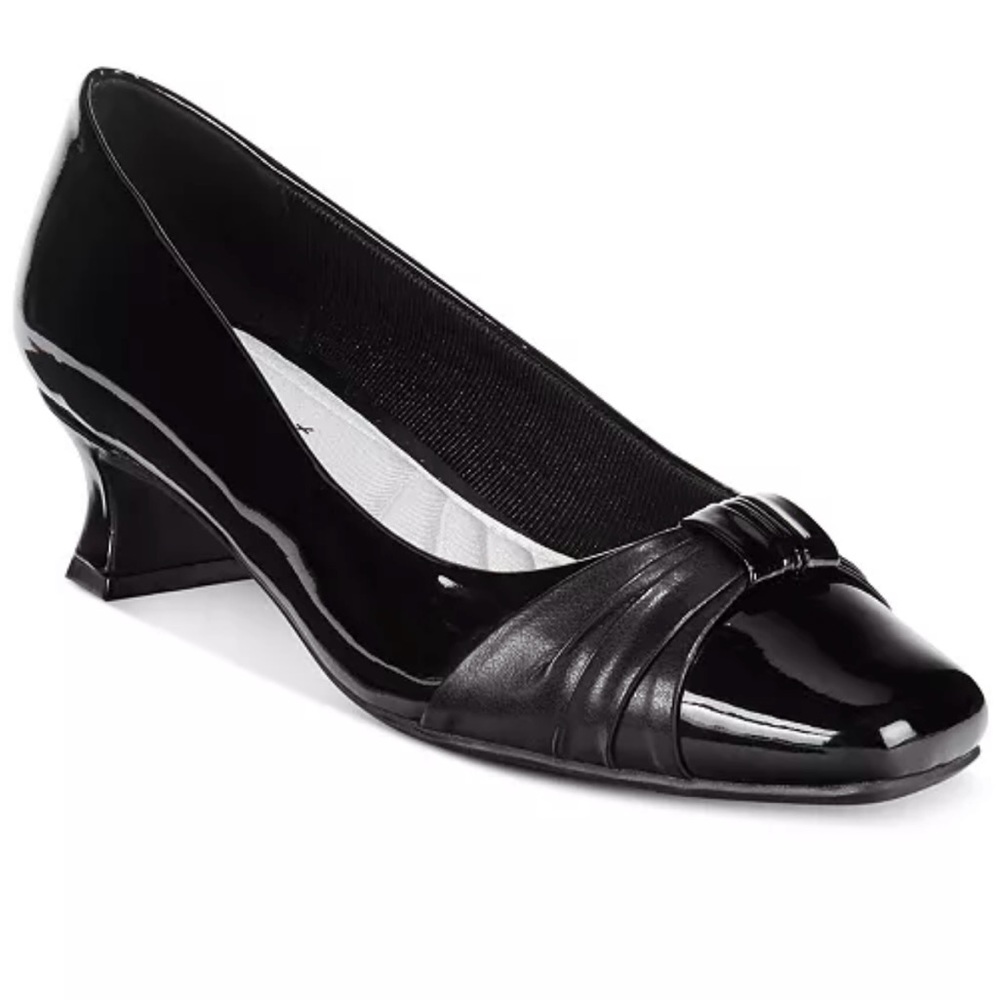 Easy Street Black Patent Waive pumps 7.5 NIB